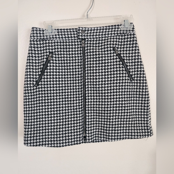 Hollister Dresses & Skirts - Hollister Black and White Houndstooth Mini Skirt